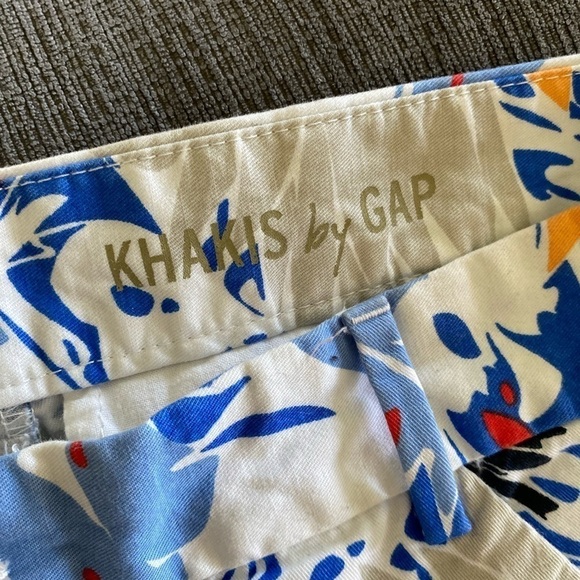 Khakis by gap, Sunkist shorts, size 2, bright floral, - Picture 2 of 4
